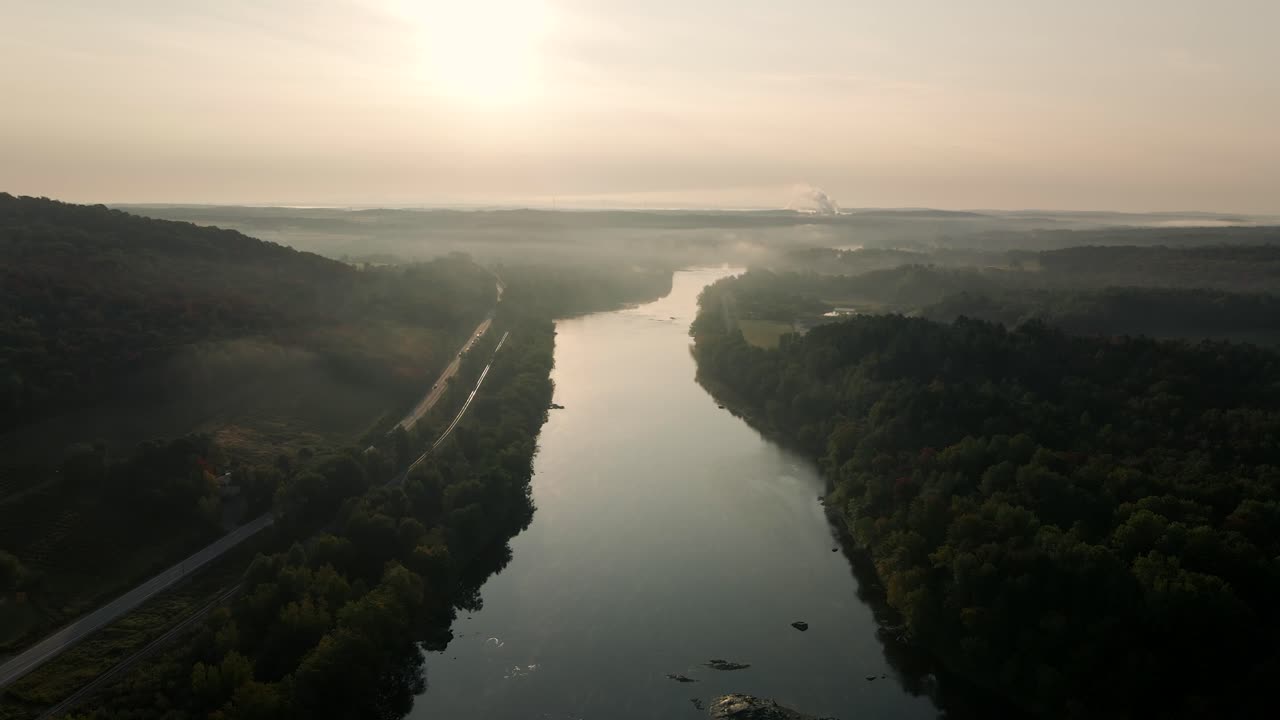 윈저, 퀘벡, 캐나다에서 안개가 자욱한 일출에 세인트 프랑소와 강 산비탈 도로