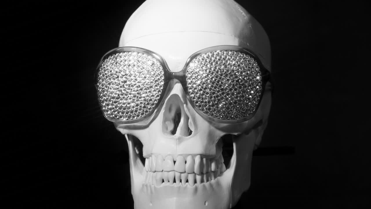 cranio umano con occhiali da sole