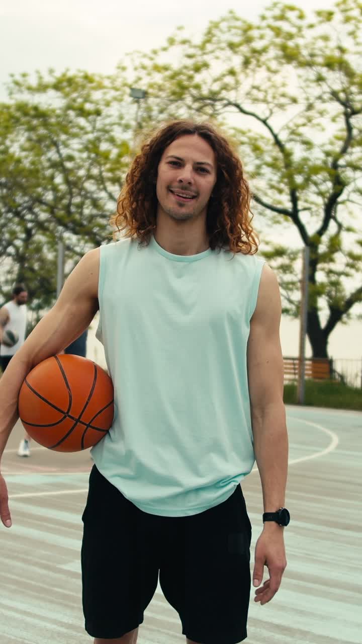 hombre jugando al baloncesto al aire libre