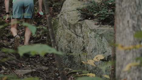 Der-Mensch-Wandert-Im-Wald,-Klettert-über-Steiles-Gelände-Und-Steigt-Hügel-Hinauf