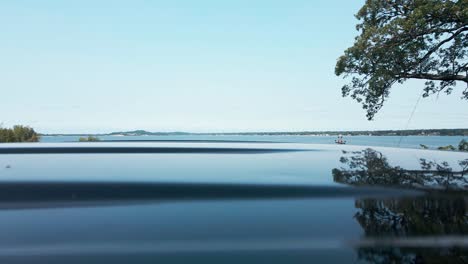 El-Lago-Muskegon-En-El-Fondo-Mientras-Pasan-Los-Autos