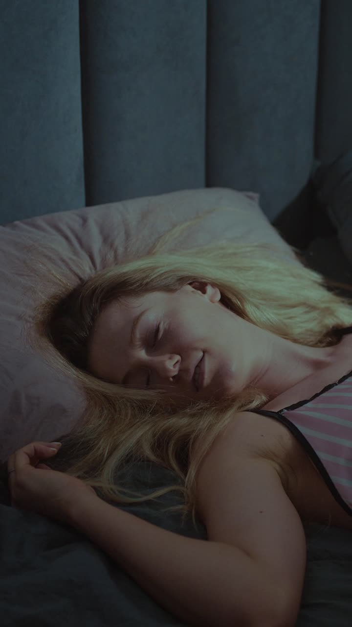 mujer durmiendo en la cama