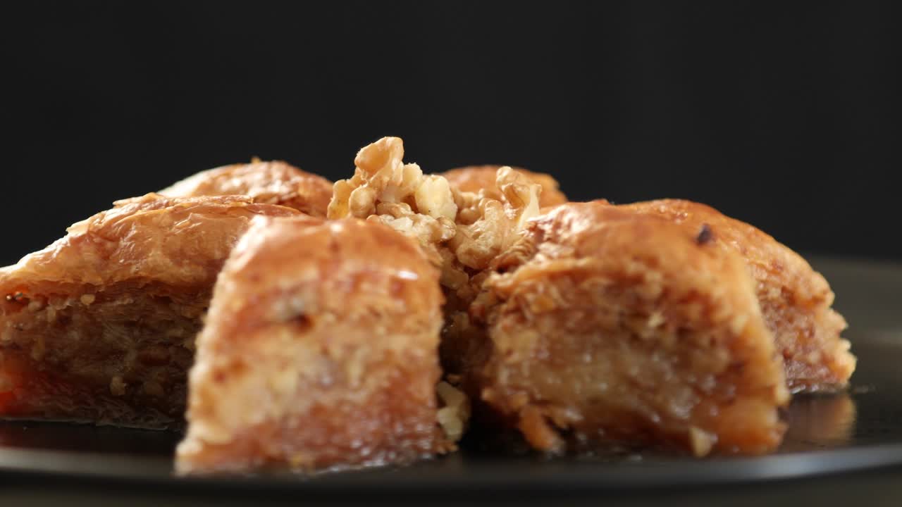 터키의 전통적인 디저트인 바클라바 (baklava) 의 근접 사진