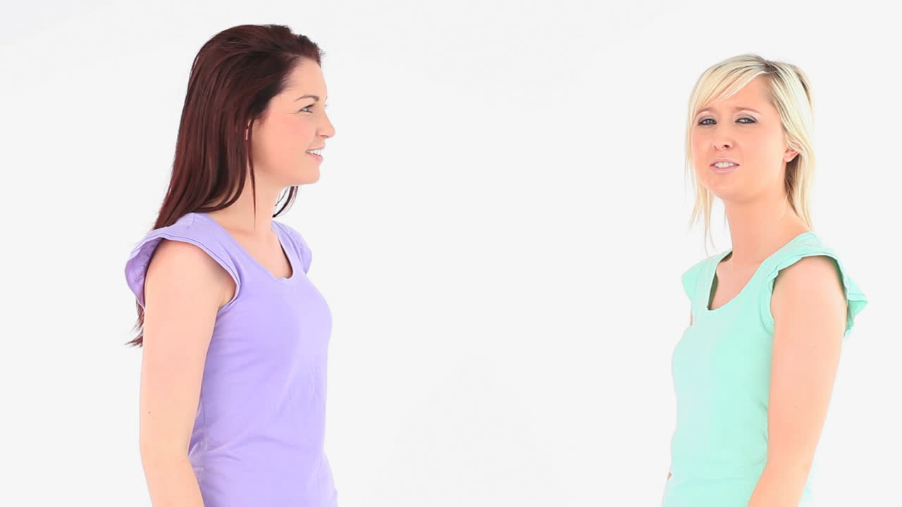 mujeres excitadas hablando