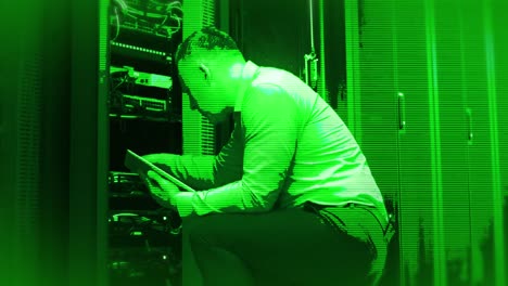 animación de sombra verde sobre trabajador masculino caucásico en la sala del servidor