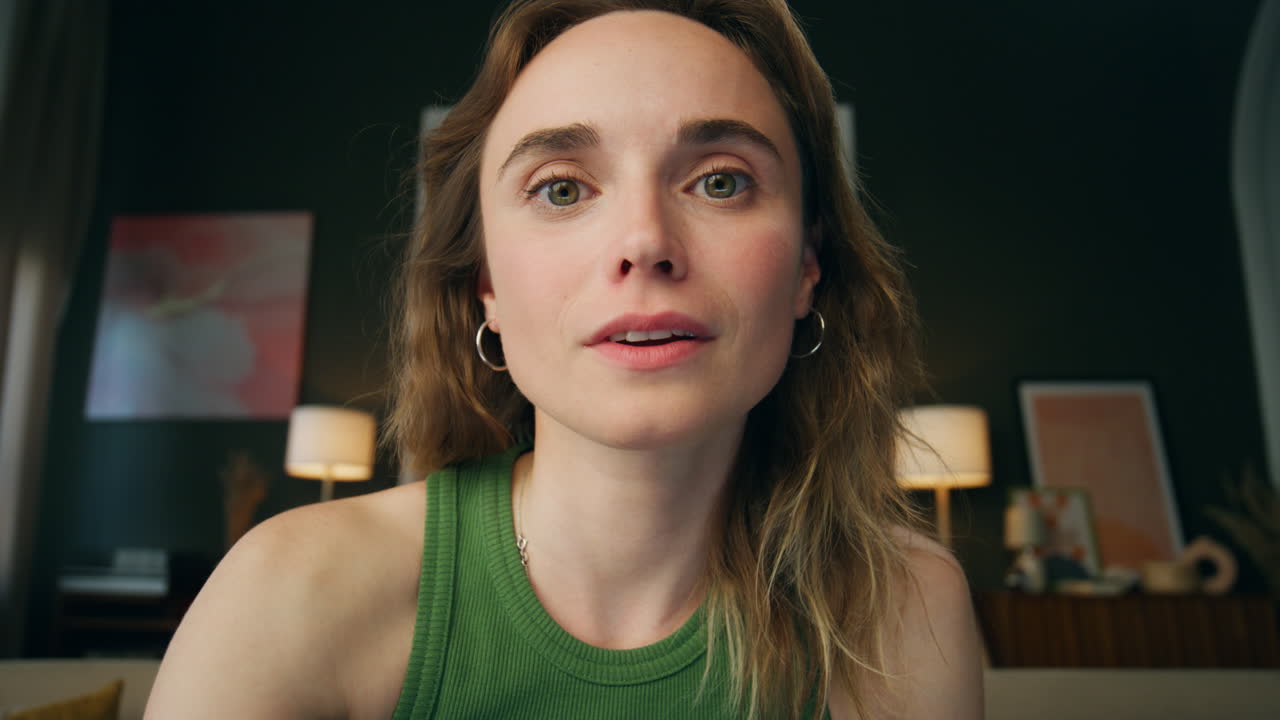 pov mujer de negocios positiva saludando llama a casa. cerca de la señora sonriente agitando la mano