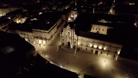 Nachtumlaufbahn-Mit-Luftaufnahmen-Der-Piazza-Dunomo-Und-Der-Kathedrale-Von-Syrakus,-Sizilien