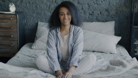 mujer sentada en la cama
