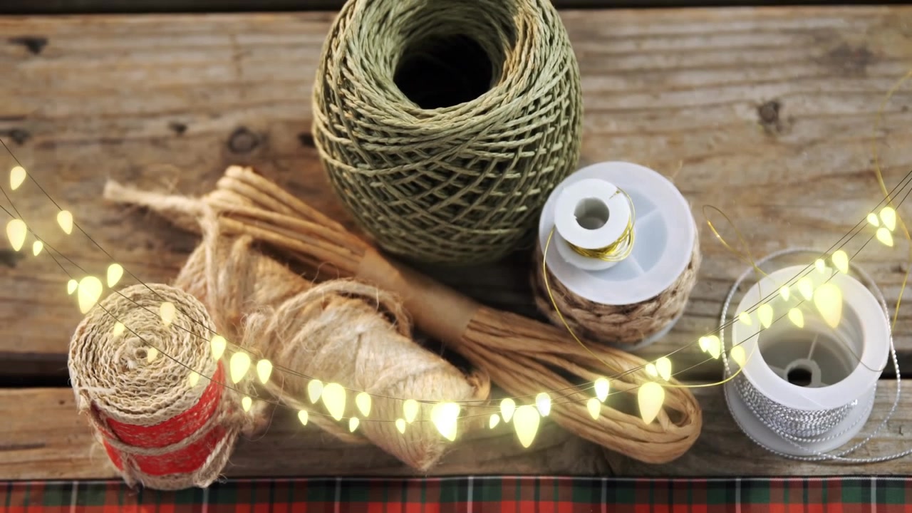 Animação de pisca-piscas sobre fios e decorações de Natal.
