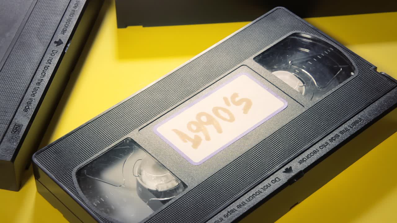 라벨이 붙은 vhs 테이프를 골라 다시 넣는 것
