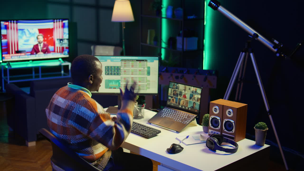 hombre trabajando desde casa en la computadora