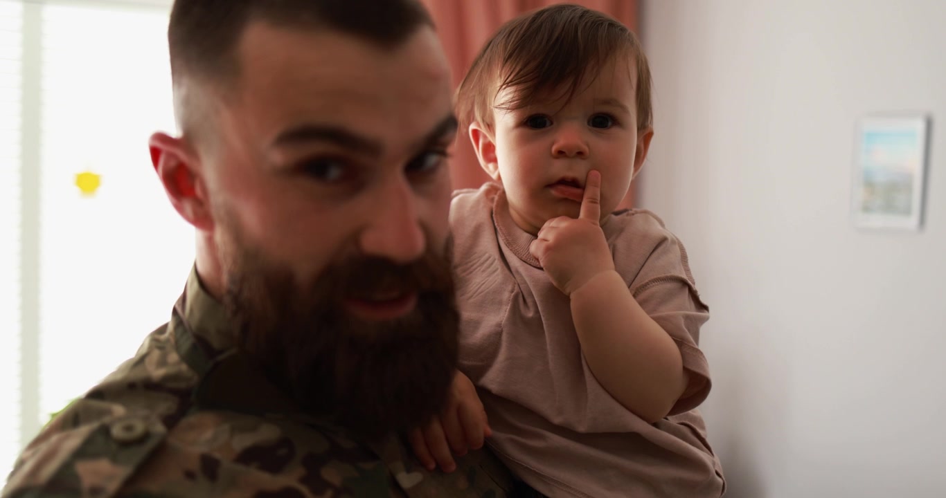 Momento tenero tra un soldato barbuto e il suo bambino