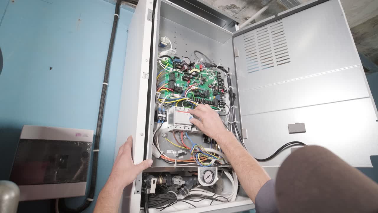 técnico de hvac instala sistemas de calefacción, ventilación y aire acondicionado