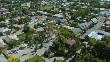 paseos en un parque de atracciones descuidado en la ciudad de sayram cerca de shymkent, kazajstán