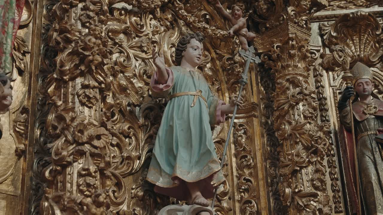 Patung barok berlapis emas dari Santo Yohanes Pembaptis dalam ukiran kayu Joanine