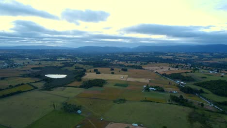 Luftaufnahme-Einer-Ländlichen-Umgebung-Der-Großen-Insel-Chiloé,-Chile