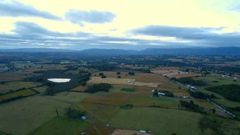 vista aérea de un entorno rural de la isla grande de chiloé, chile