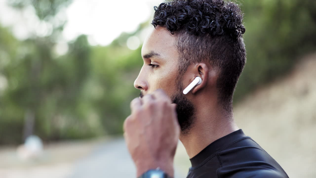 fitness, corredor e música com um homem de esportes