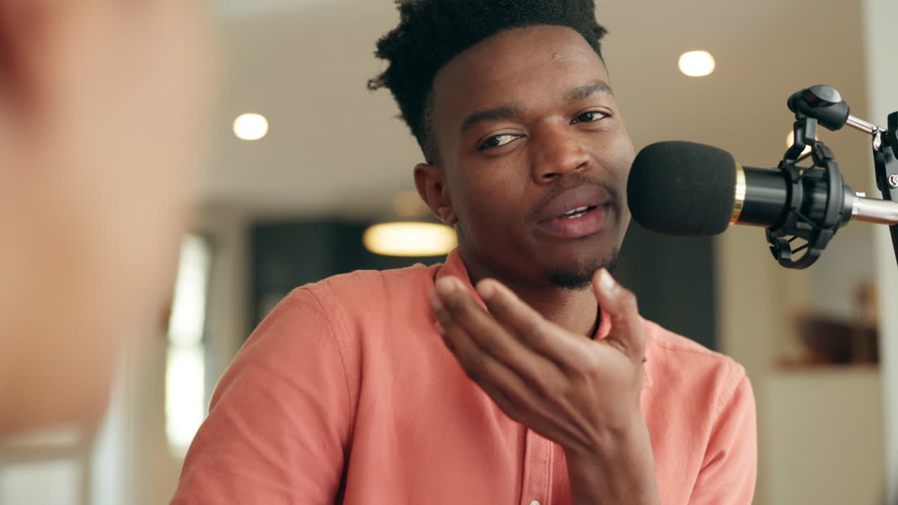 인터뷰를 하고 마이크와 대화하는 사람들