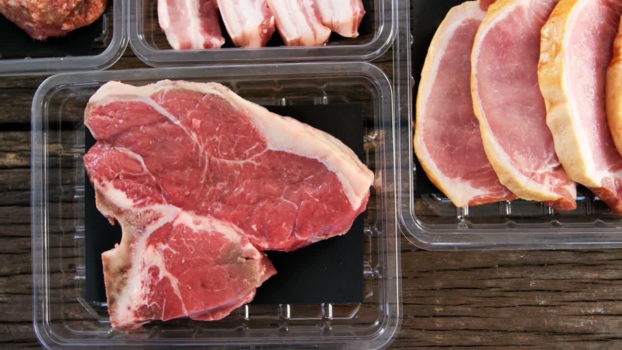 varietà di carne in contenitori di plastica