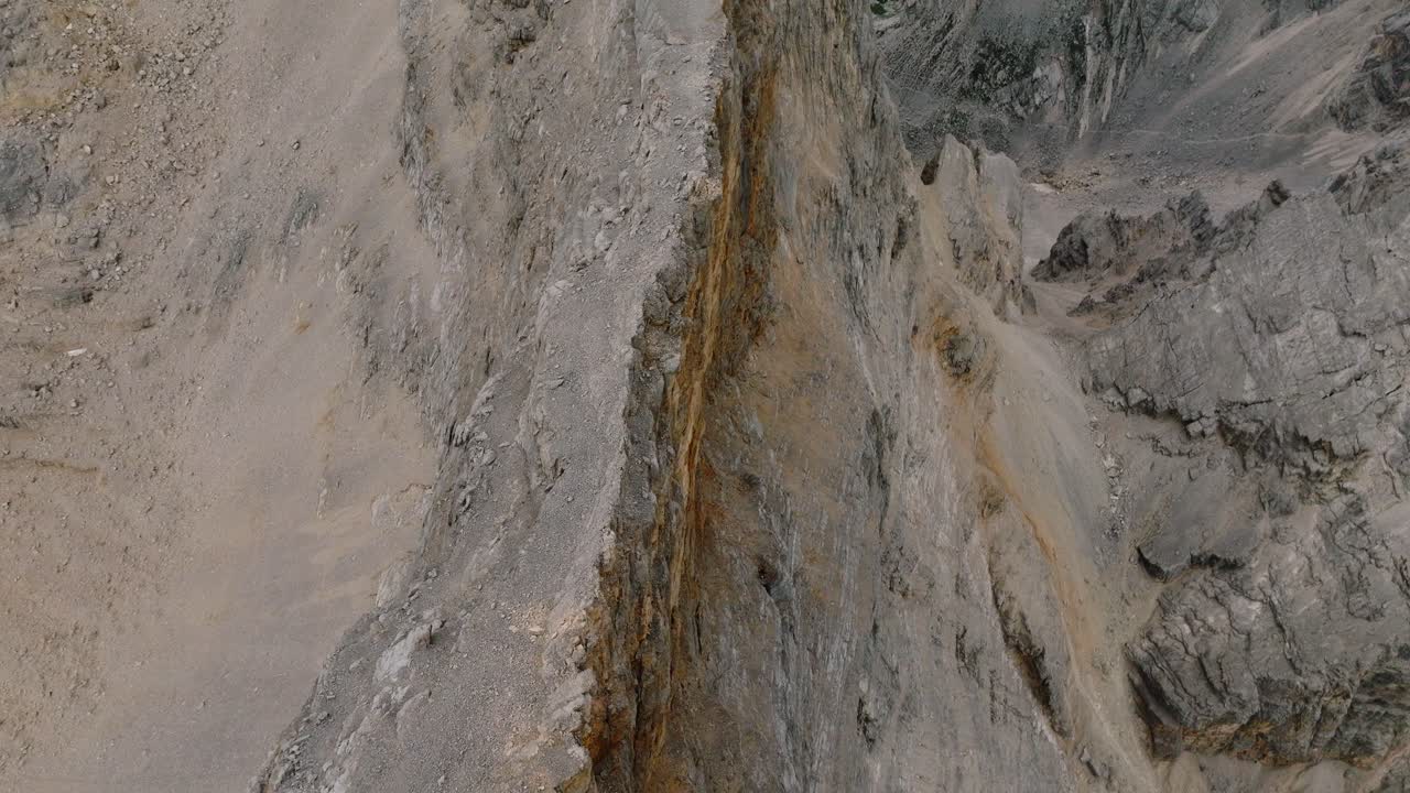 toma aérea inclinada hacia arriba que muestra el barranco del acantilado rocoso de la montaña monte pelmo con hermosas vistas al valle en verano