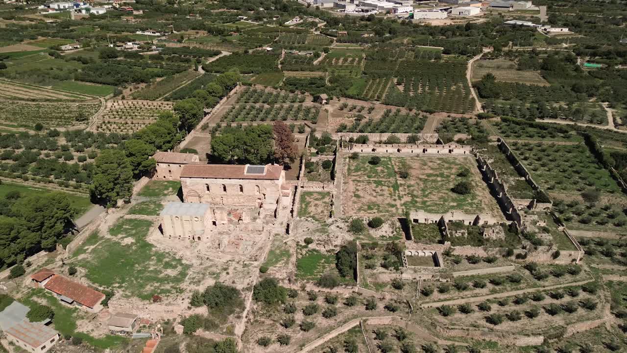vista general de las ruinas de la zona eremítica y el claustro del monasterio cartujo vall de cristo de altura, castellón