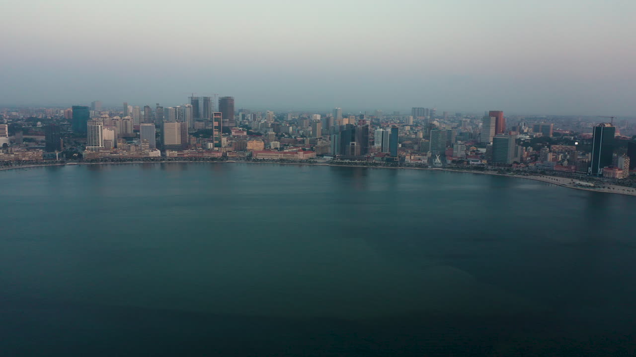 viajando a la derecha, ciudad de luanda, hora dorada volando sobre la bahía de luanda, áfrica