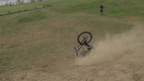 choque de deportes extremos - choque loco en una bicicleta de montaña los deportes extremos fallan