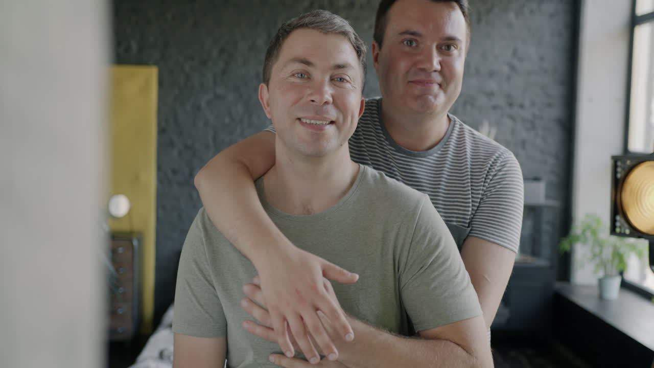 Casal gay feliz se abraçando
