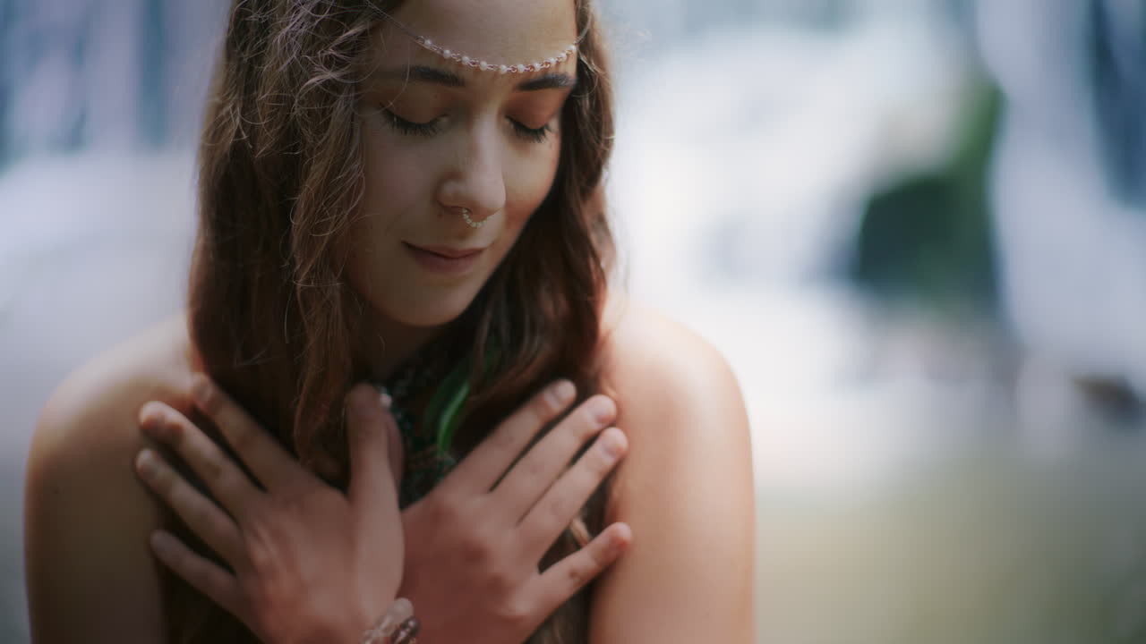 una mujer pone sus manos en su pecho durante la meditación