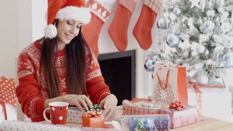 Mujer-Joven-Decorando-Sus-Regalos-De-Navidad.