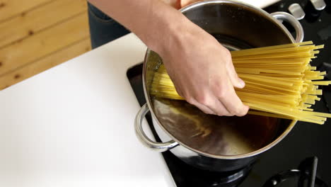 Mann-Kocht-Nudeln-Im-Topf