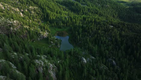 Lago-De-Montaña-Alpino-Mufule-Escondido-En-El-Valle-De-Valmalenco-De-Valtellina-En-La-Temporada-De-Verano,-Norte-De-Italia