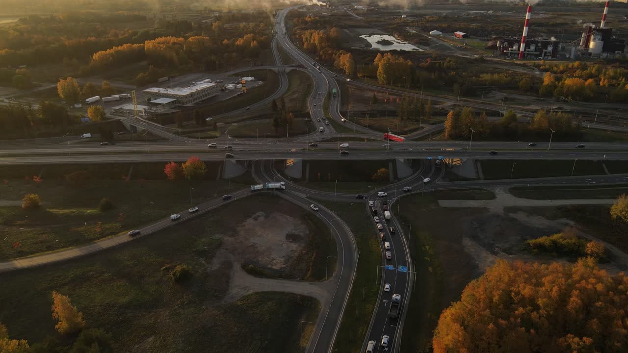 도로 위를 날고 있는 드론, 교통 교차로 4k