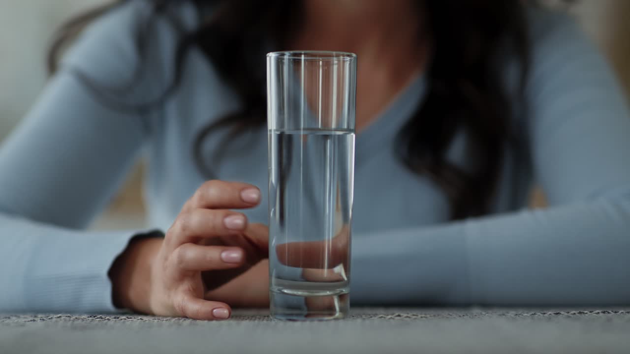 물 한 잔 을 들고 있는 여자