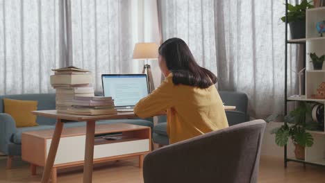 mujer estudiando en casa