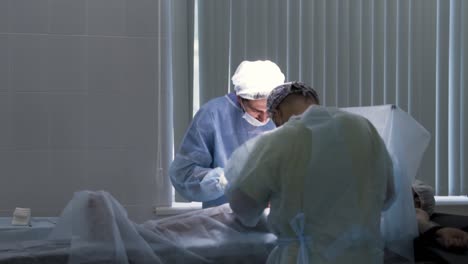 procedimiento quirúrgico en una sala de operaciones