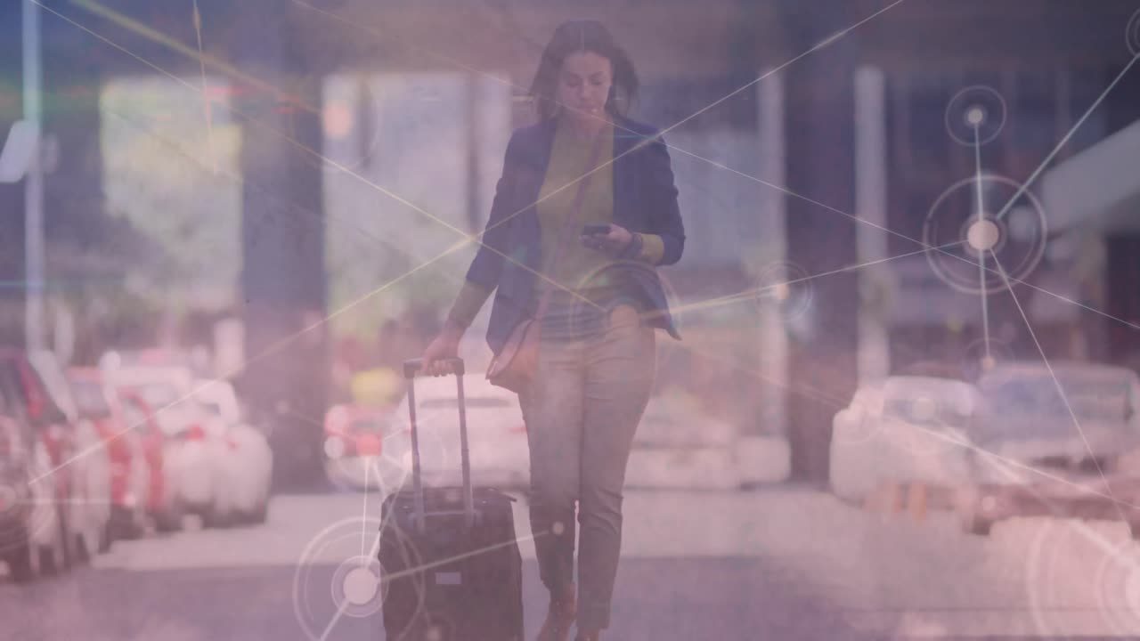 animación de la red de conexiones sobre mujer de negocios caucásica con bolsa de carretilla caminando