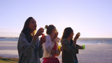 Gruppe-Hübscher-Mädchen,-Die-Bei-Sonnenuntergang-Seifenblasen-Blasen