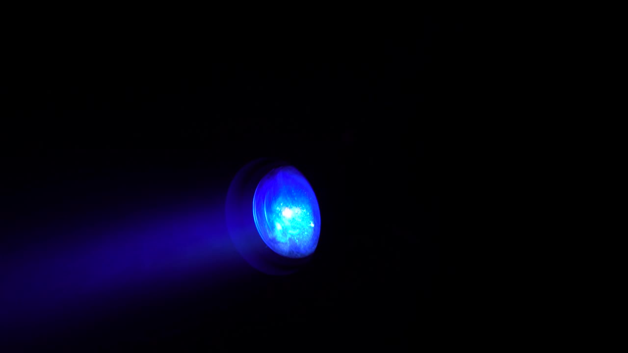 검은색 배경 에 다채로운  을 비추는 한 개의 검색 조명