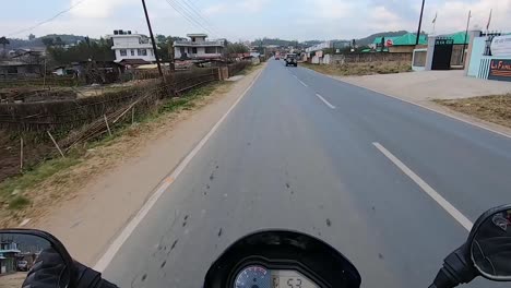 Vista-De-Motociclista-De-Diferentes-Paisajes-Montañosos-De-Carreteras-Con-Curvas-En-El-Día-Video-Tomado-En-Dawki-Meghalaya,-Noreste-De-India,-El-06-De-Julio-De-2023