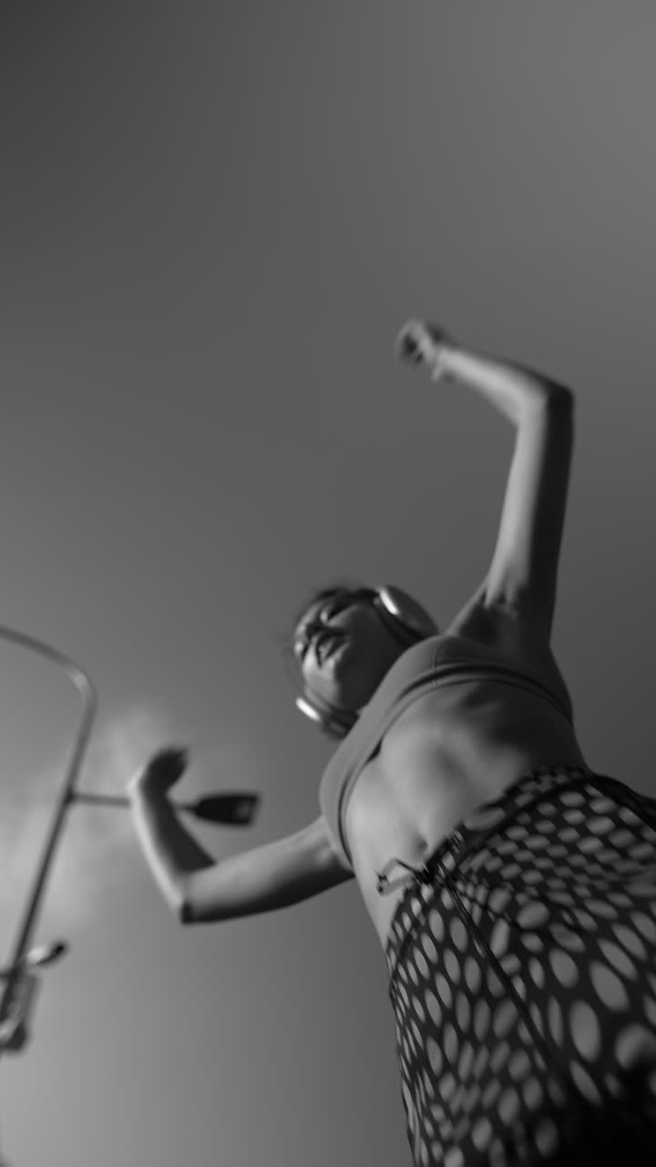 mujer haciendo ejercicio al aire libre escuchando música