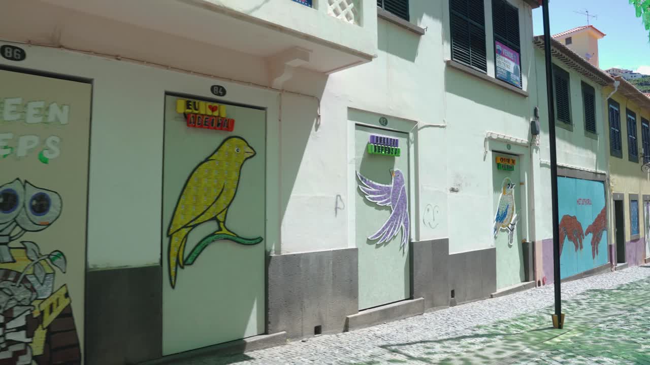 포르투갈의 다채로운 스트리트 아트 골목