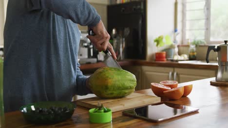 Hombre-Mayor-Cortando-Frutas-En-Casa