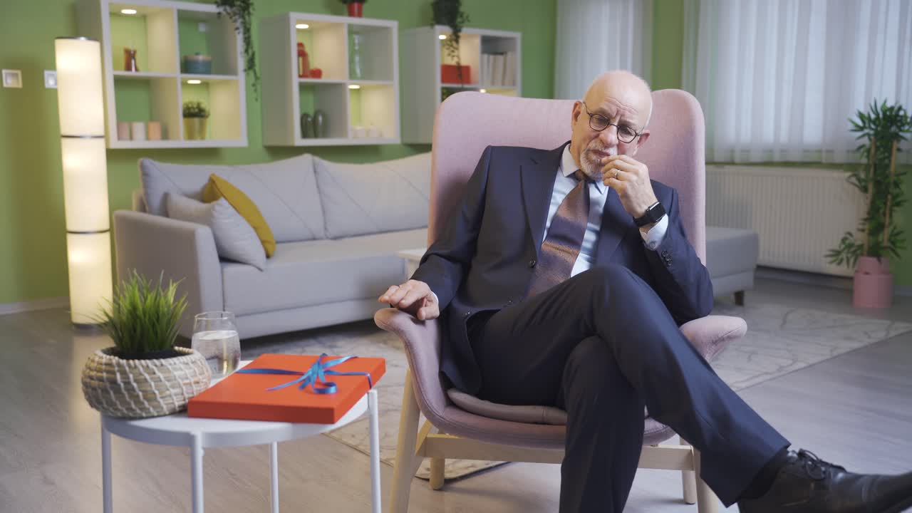 혼자 앉아 있는  ⁇ 은이가 슬픈 눈으로 주위를 둘러보는 동안, 그의 손자가 와서 행복합니다.