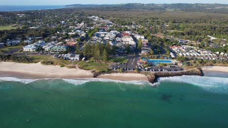 Malecón-De-Byron-Bay-Beach-Y-Piscina-Al-Aire-Libre---Playa-Principal-En-Nueva-Gales-Del-Sur,-Australia