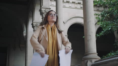 estudiante arrojando documentos en la universidad