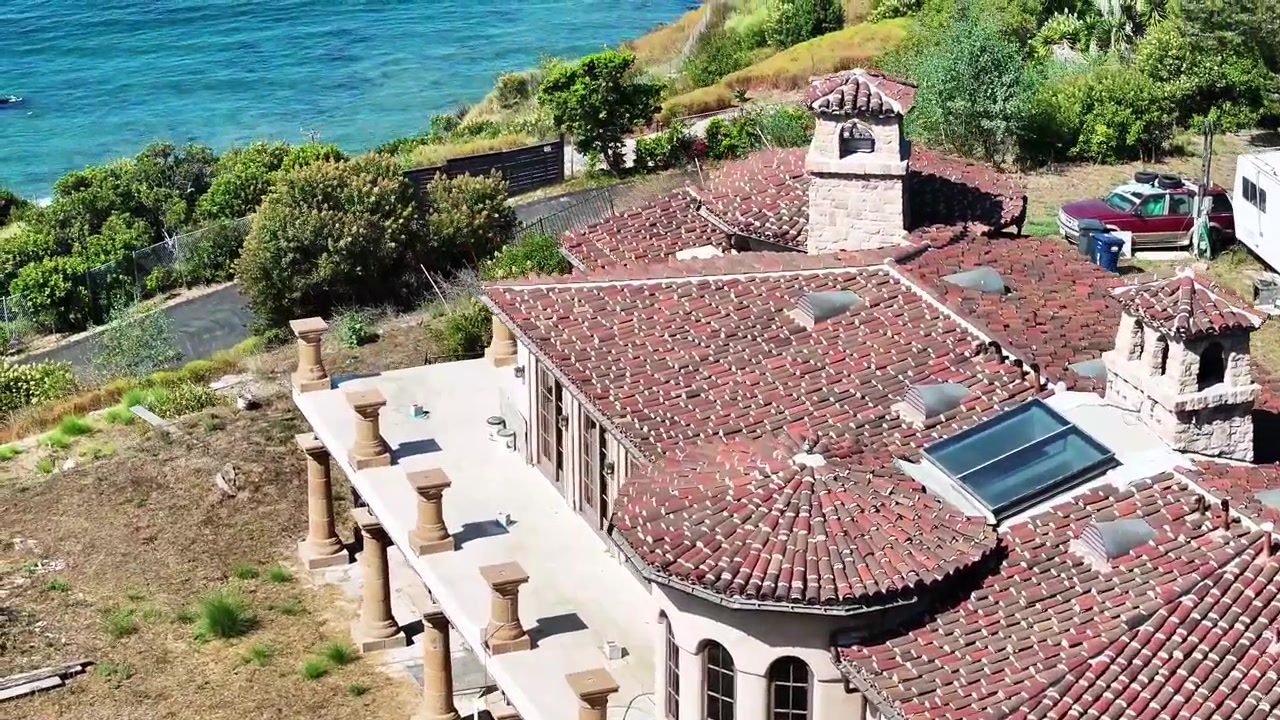 Grande villa abbandonata in stile toscano sulla costa di Malibu, California meridionale. TELEOBIETTIVO, CARRELLO, INCLINAZIONE VERSO L'ALTO, 60fps.