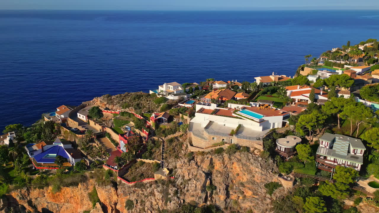 해안가에 위치한 교외 동네의 부드러운 공중 촬영