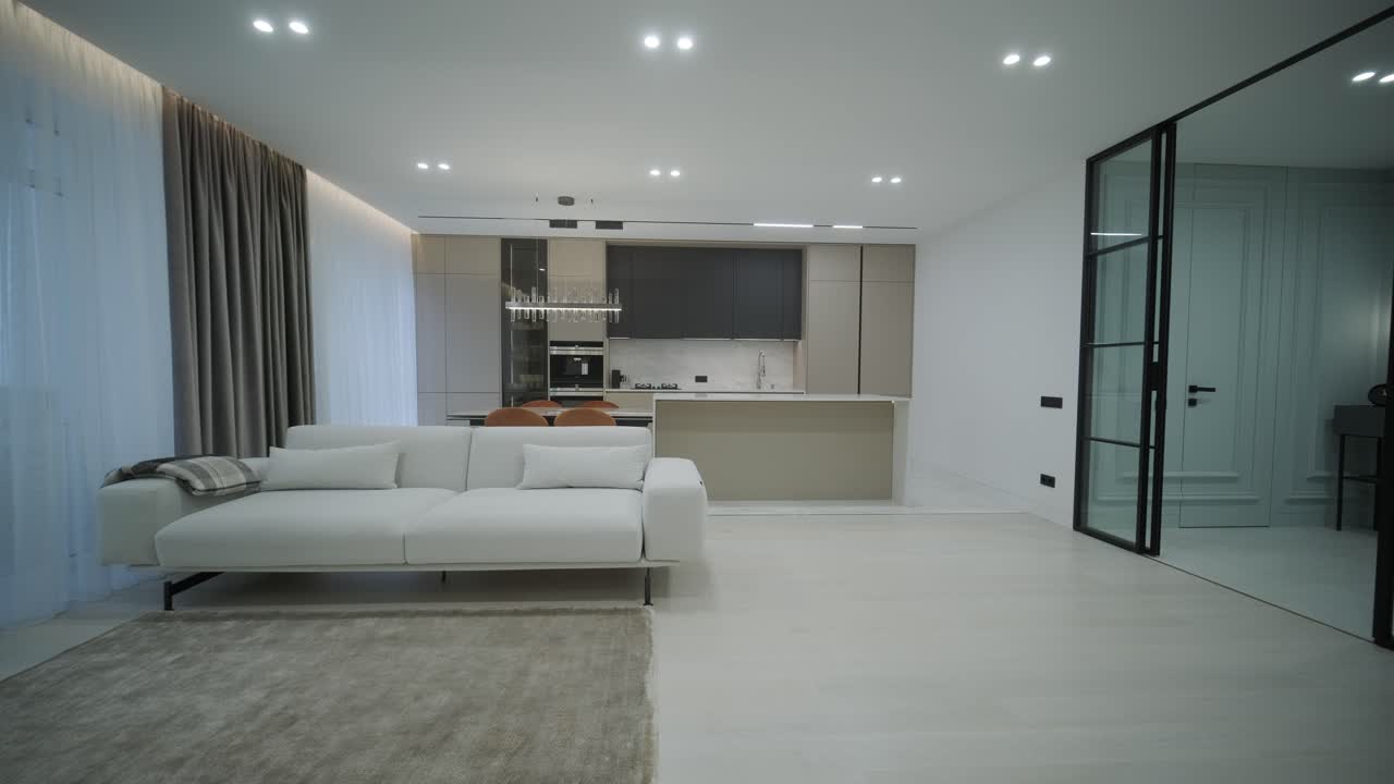 luxuosa sala de estar blanca con una decoración elegante